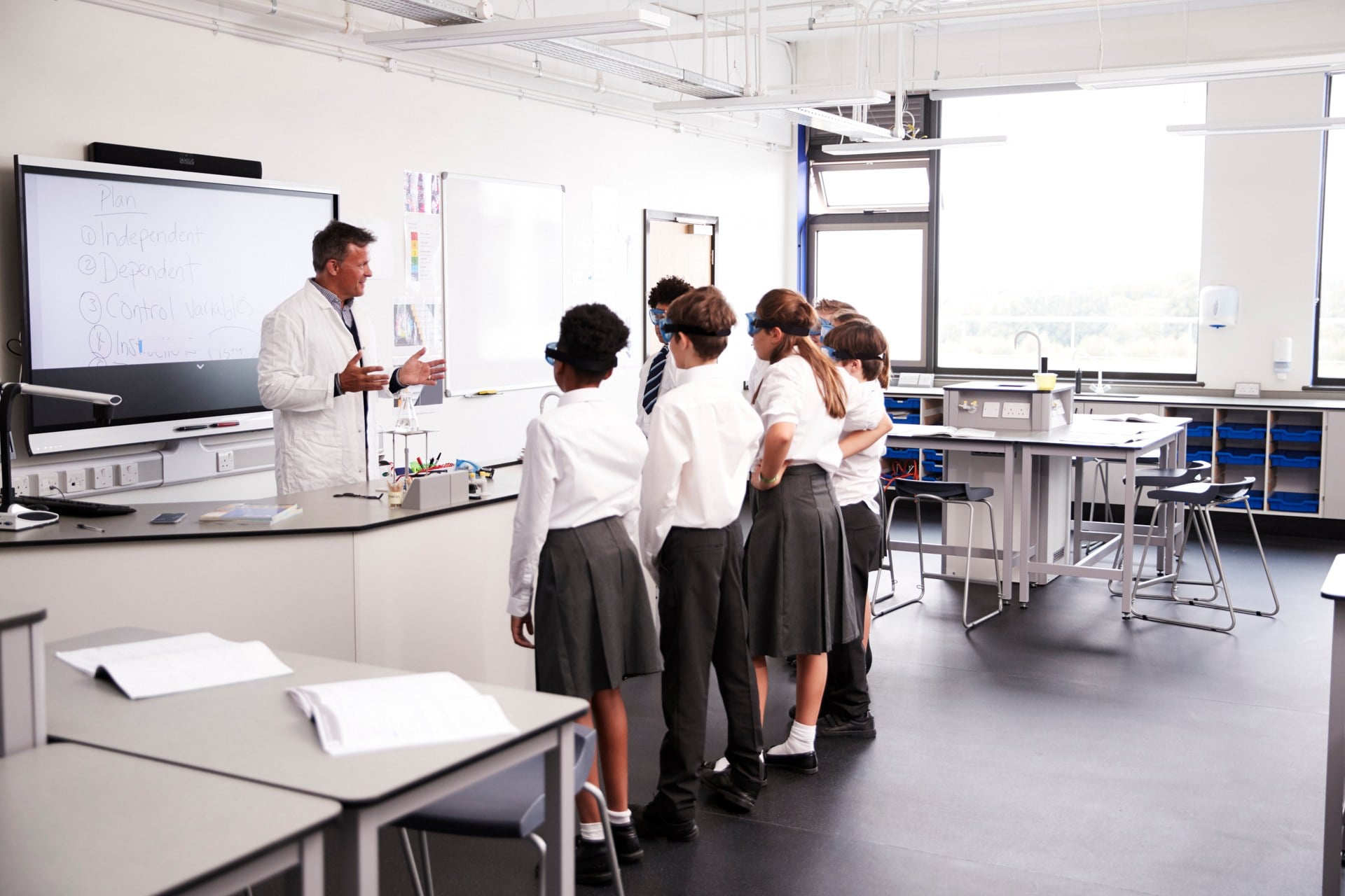 https://20965311.fs1.hubspotusercontent-na1.net/hubfs/20965311/Photos/lo-res-teacher-science-lab-students.jpg