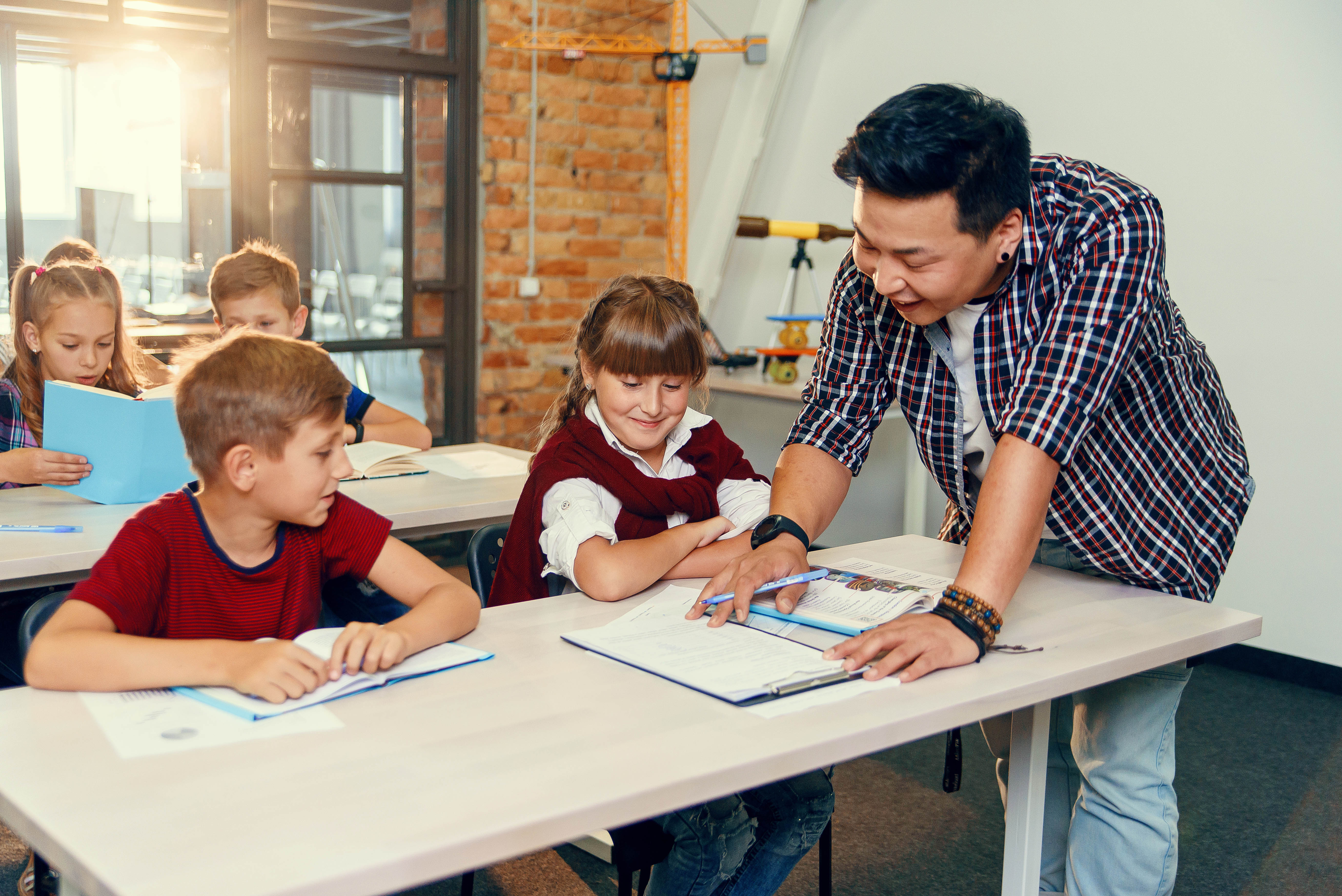 https://20965311.fs1.hubspotusercontent-na1.net/hubfs/20965311/Stock%20images/lo-res-teacher-tutor.jpg